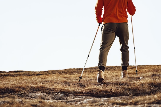 Mężczyzna Podróżujący Z Kijami Trekkingowymi W Górę