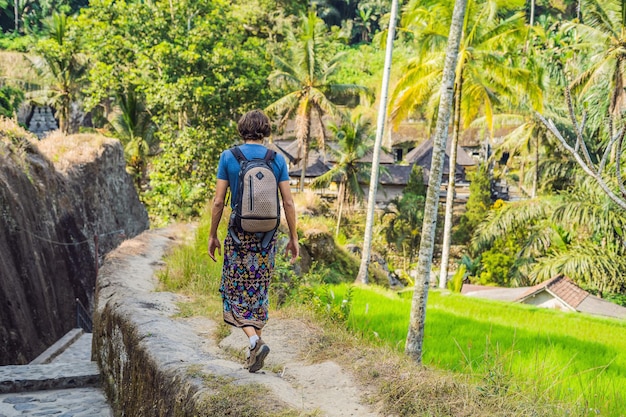 Mężczyzna podróżuje na polach ryżowych w Ubud na Bali w Indonezji.