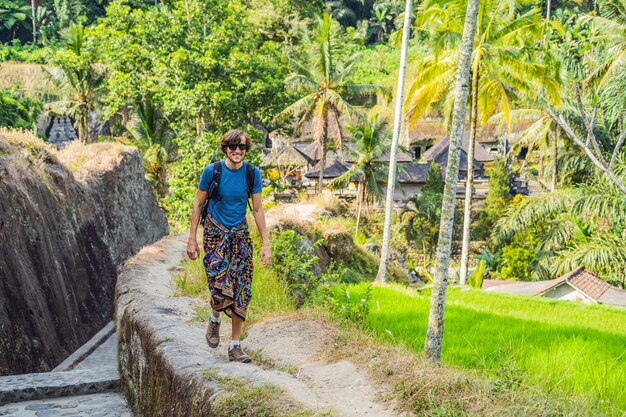 Mężczyzna podróżuje na polach ryżowych w Ubud na Bali w Indonezji.