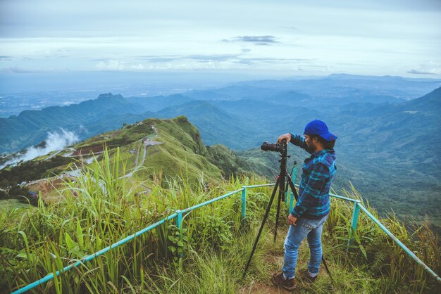 Mężczyzna podróżuje po Azji w czasie wakacji. Fotografia krajobraz na Moutain.Thailand