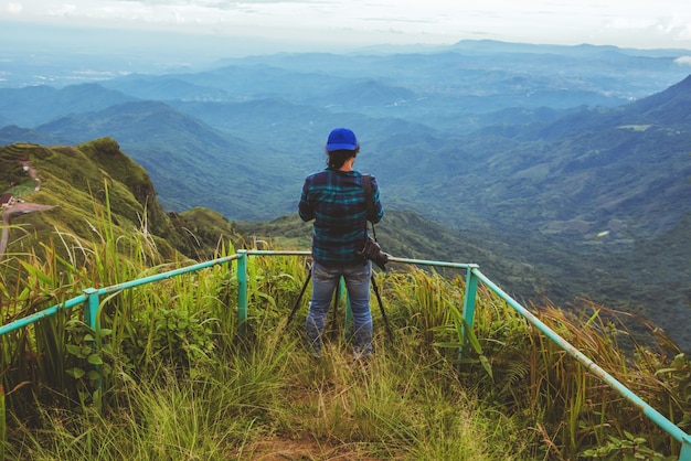 Mężczyzna podróżuje po Azji w czasie wakacji. Fotografia krajobraz na Moutain.Thailand