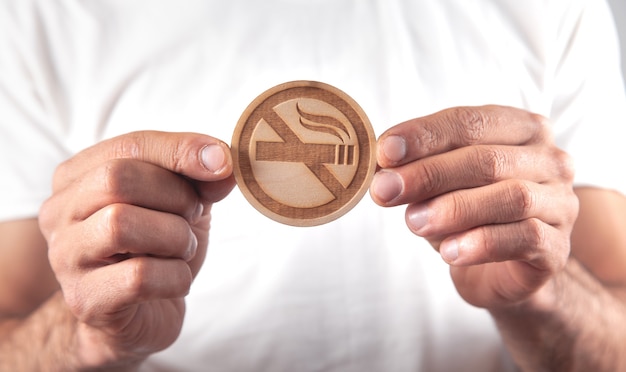 Mężczyzna Pokazujący Drewniany Znak Zakazu Palenia