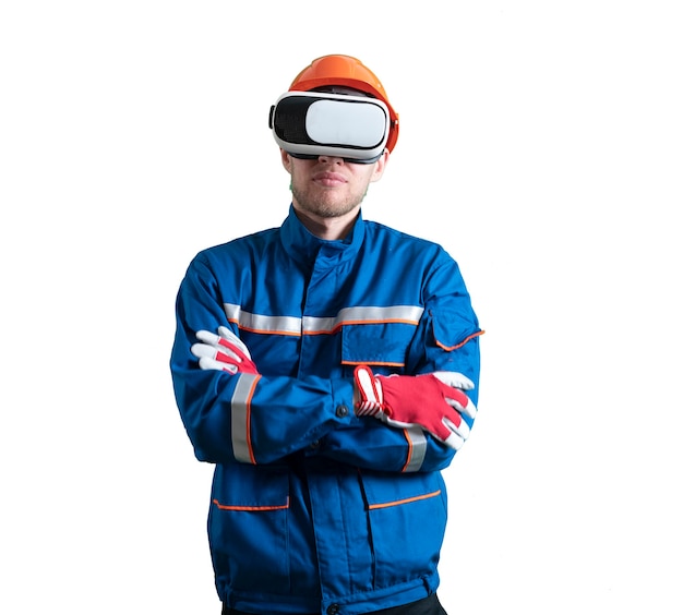 Mężczyzna pracownik w mundurze za pomocą okularów wirtualnej rzeczywistości, okularów nowej technologii, na białym tle