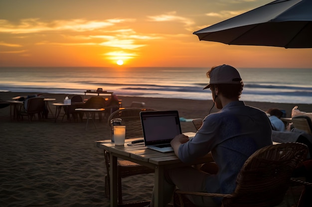 Mężczyzna pracujący na laptopie na tropikalnej plaży podczas zachodu słońca