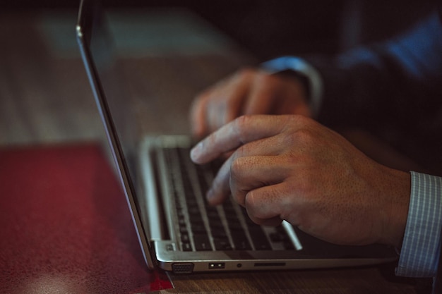 Mężczyzna Pracujący Na Laptopie Siedzący W Nowoczesnym Biurze Mężczyzna Pracujący Na Laptopie W Biurze Biznes I Fi...