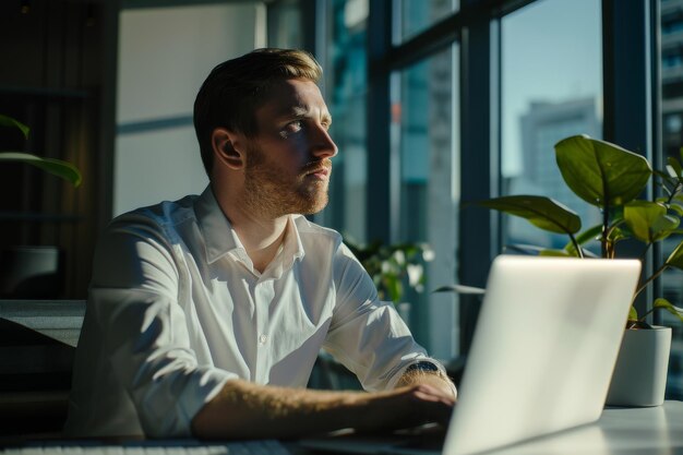 Mężczyzna pracujący na laptopie