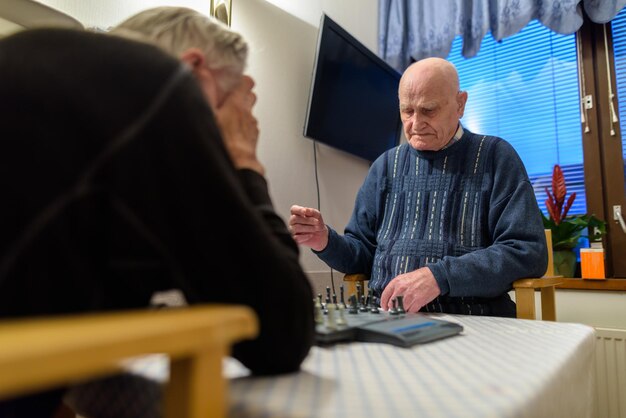 Zdjęcie mężczyzna pracujący na stole w domu