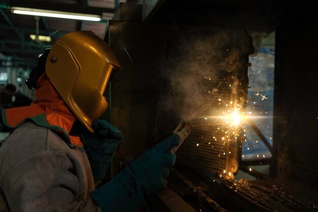 Mężczyzna pracujący nad metalem w kuchni