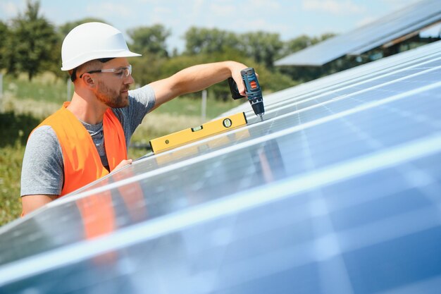 Mężczyzna pracujący w elektrowni słonecznej.