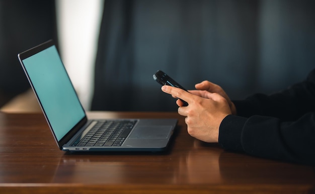 Mężczyzna pracuje na laptopie w domu