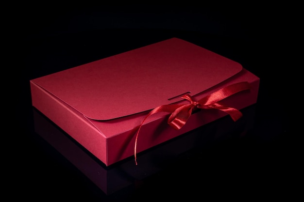 Mężczyzna prezent koncepcja pudełko z kokardą luksusowych na ciemnym tle Poziomo z miejsca na kopię