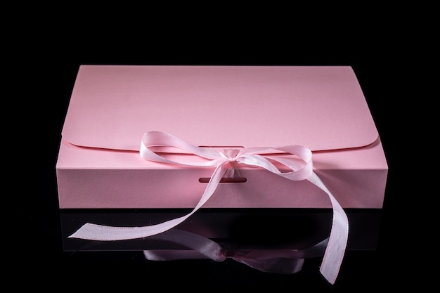 Mężczyzna prezent koncepcja pudełko z kokardą luksusowych na ciemnym tle Poziomo z miejsca na kopię