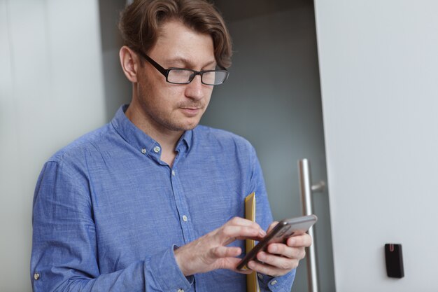 Zdjęcie mężczyzna przedsiębiorca korzystający ze smartfona