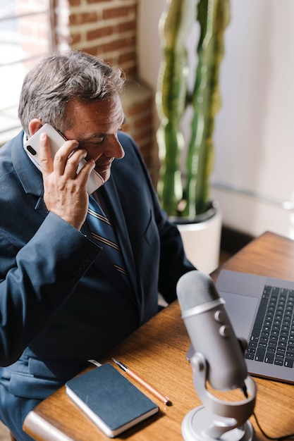 Mężczyzna radiowy rozmawia przez telefon