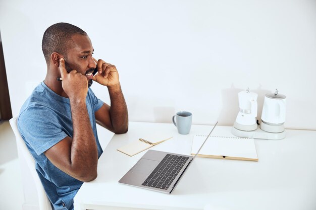 Mężczyzna rasy mieszanej zatykający ucho podczas rozmowy telefonicznej