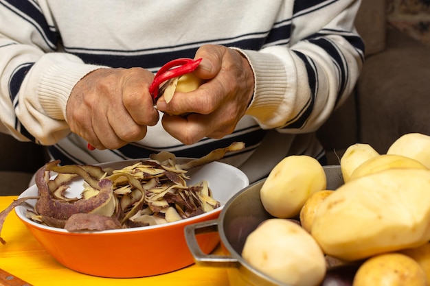 Mężczyzna ręce obiera trzy różne rodzaje ziemniaków do kolumbijskiego ajiaco