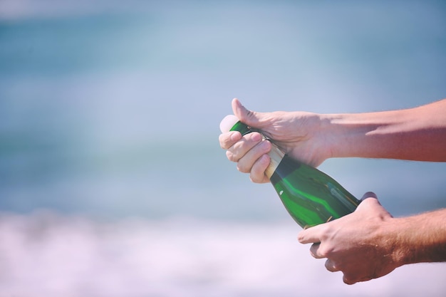mężczyzna ręce otworzyć butelkę szampana alkohol i wino napoju na świeżym powietrzu na imprezie uroczystości