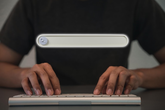 Mężczyzna ręce pisząc bezprzewodową klawiaturę do wyszukiwania informacji na pasku konsoli 3d