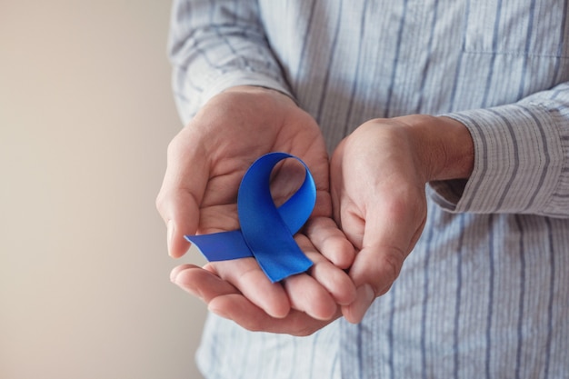 Mężczyzna Ręce trzyma niebieską wstążkę, Świadomość raka prostaty, Listopad niebieski, Świadomość zdrowotna mężczyzn