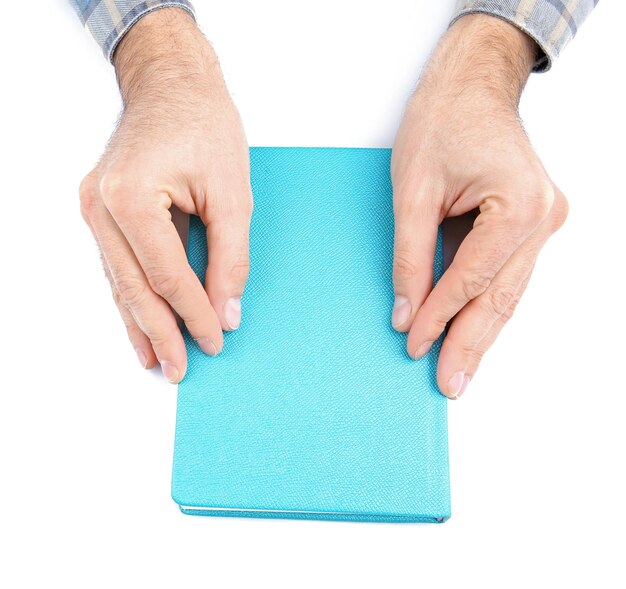 Mężczyzna ręce trzymając książkę na białym tle