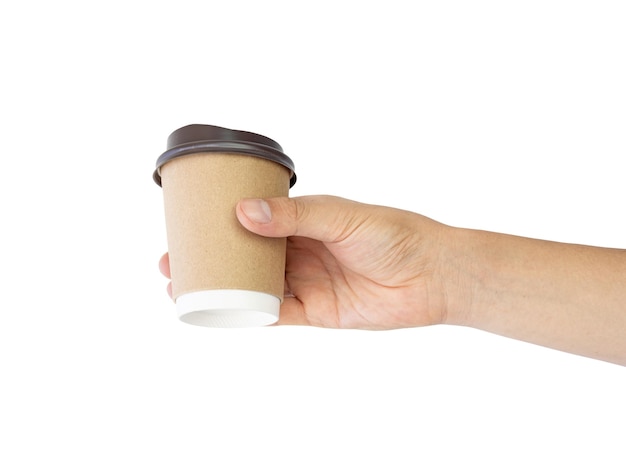 Mężczyzna ręka trzyma papier filiżanki kawy izolować na białym tle