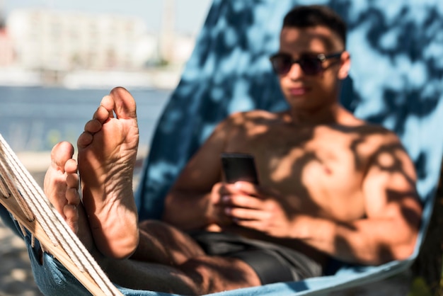 Zdjęcie mężczyzna relaks w hamaku na plaży