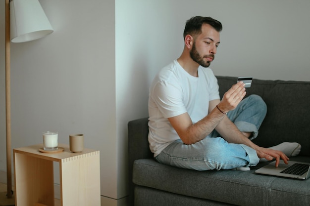 Mężczyzna robi zakupy online