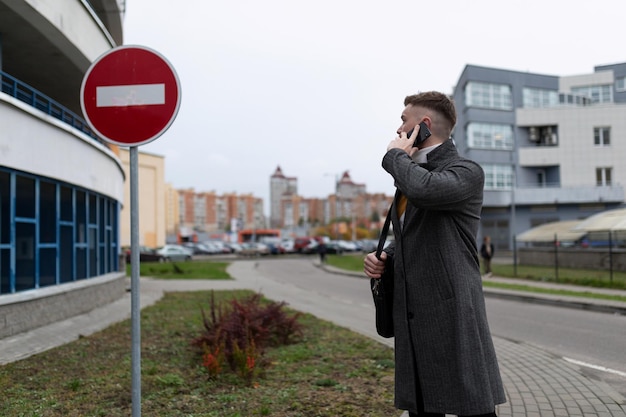 Mężczyzna rozmawia przez telefon obok parkingu