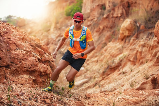 Mężczyzna Runner of Trail. i stopy sportowca noszące buty sportowe do biegania szlakiem w górach
