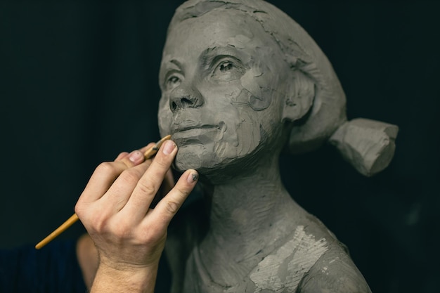 Mężczyzna Rzeźbiarz Tworzy Rzeźbę Popiersie Glina Ludzka Kobieta Rzeźba Statua Warsztat Tworzenia Rzemiosła