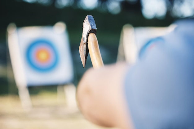 Mężczyzna Rzucający Toporem Na Trening łuczniczy Na Strzelnicy Sportowej Lub Trening Z Kółkiem Planszowym Do Gry Bramkowej I ćwiczeń Zbliżenie Silnej Osoby Z Bronią Do Parku Gier Tomahawk I Celem Oka