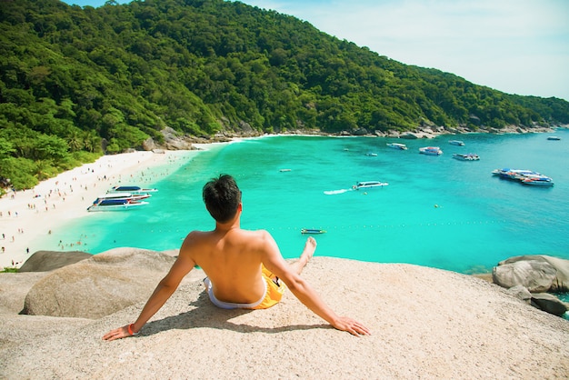 Mężczyzna Sceniczna Przejażdżka Piękny Morze I Niebieskie Niebo Przy Similan Wyspą, Phuket, Tajlandia.