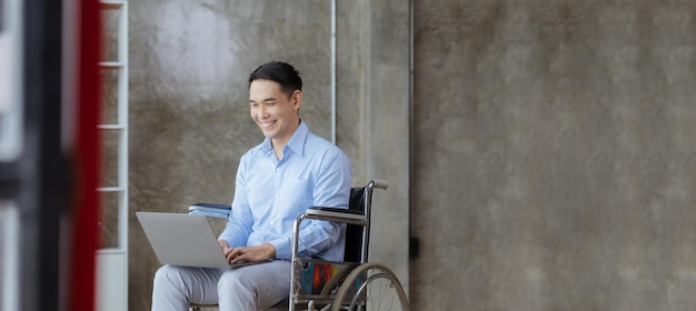 Mężczyzna Siedzi Na Wózku Inwalidzkim Mężczyzna Z Niepełnosprawnością Porusza Się Na Wózku Inwalidzkim I Pracuje W Biurze Firmy Pracując Z Zespołem Firmy I Mając W Zespole Osobę Niepełnosprawną