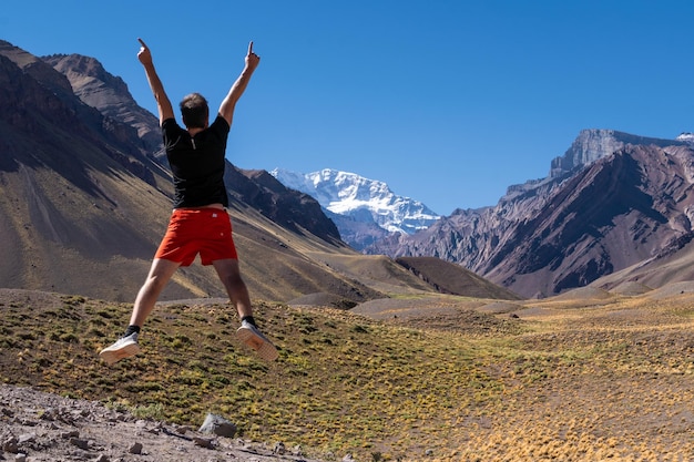 Mężczyzna skaczący z radości w parku narodowym Aconcagua w Argentynie Mendoza