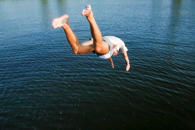 Zdjęcie mężczyzna skacze do wody