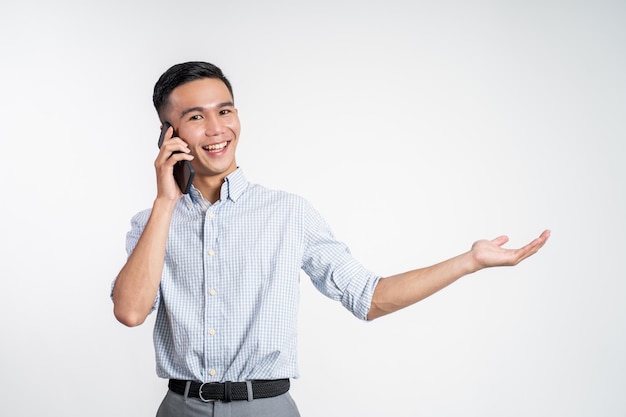 Mężczyzna śmiejący się podczas rozmowy telefonicznej na na białym tle