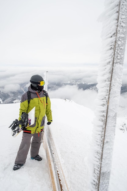 Mężczyzna Snowboardzista Na Szczycie Góry Chopok