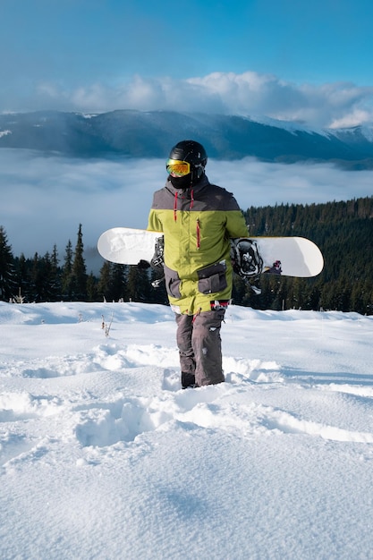 Mężczyzna snowboardzista portret Karpat na tle sportów zimowych