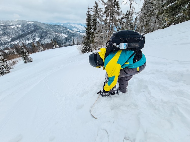 Mężczyzna Snowboardzista W Puchu Naśnieżonym Stoku Zimowy Sport Ekstremalny