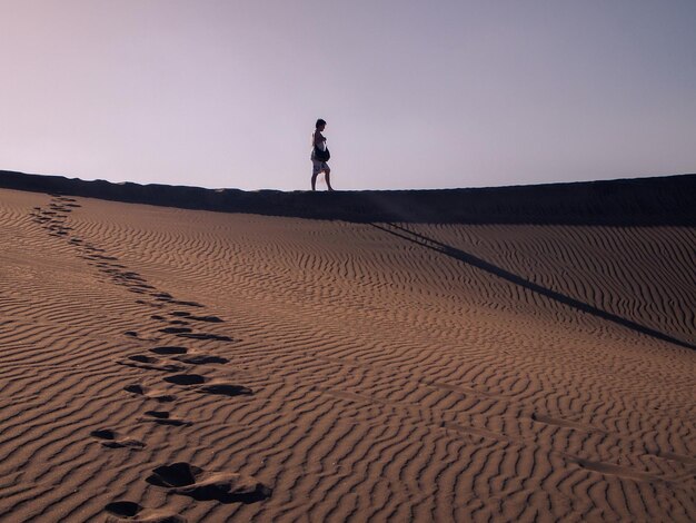 Mężczyzna spacerujący po wydmach Maspalomas