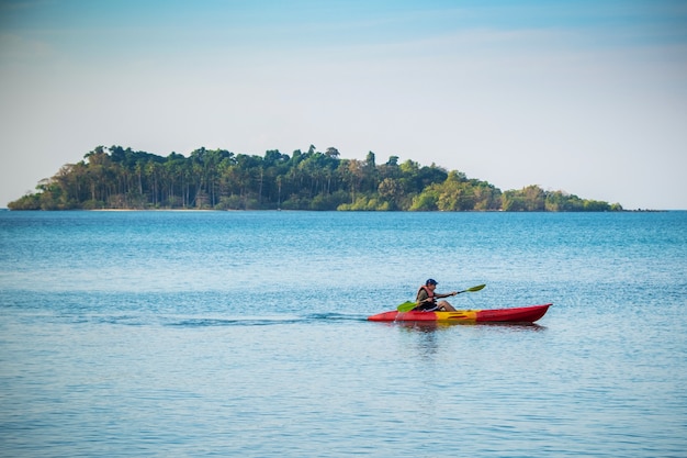 Mężczyzna spływa kajakiem po morzu Ko Chang