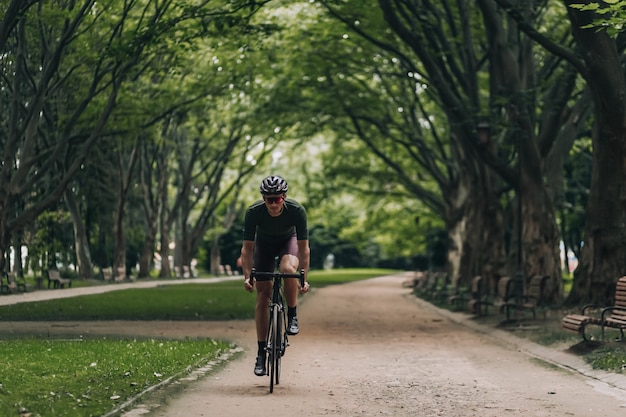 Mężczyzna sportowiec w stroju sportowym jeżdżący na rowerze na świeżym powietrzu