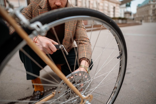 Mężczyzna sprawdzający koła na rowerze naprawiający rower w wysokiej jakości wideo