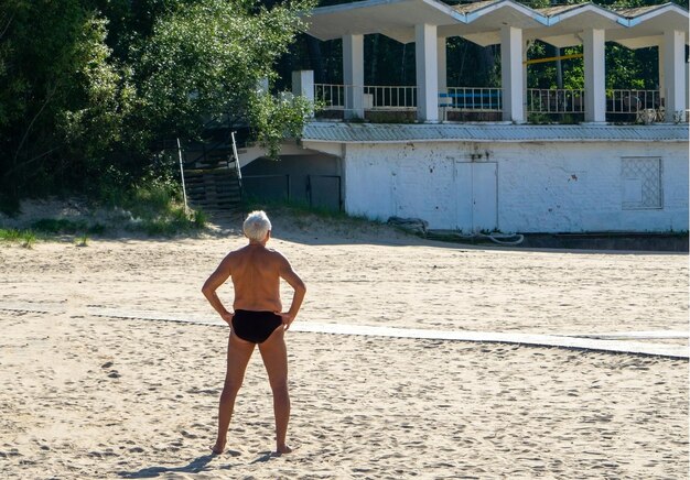 Mężczyzna Stoi I Opala Się Na Plaży