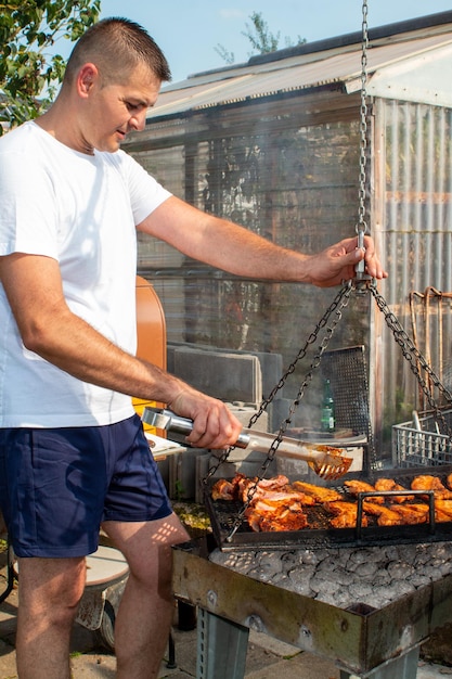 Zdjęcie mężczyzna stojący na grillu