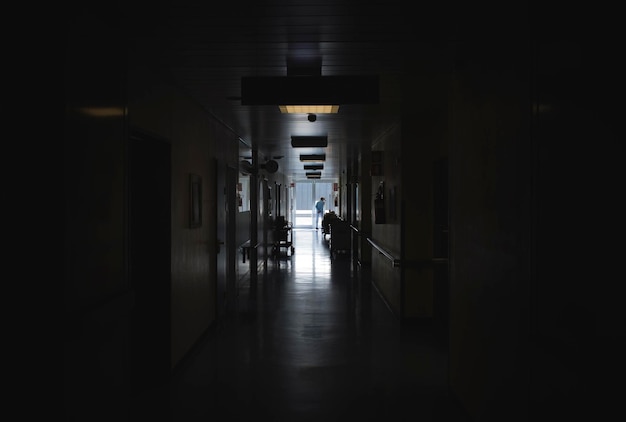 Mężczyzna stojący na korytarzu w szpitalu