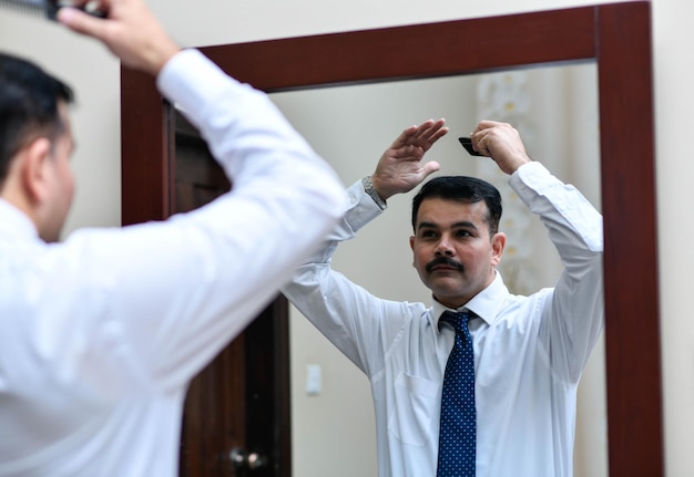 mężczyzna stojący przed lustrem z uśmiechem indyjski model pakistański