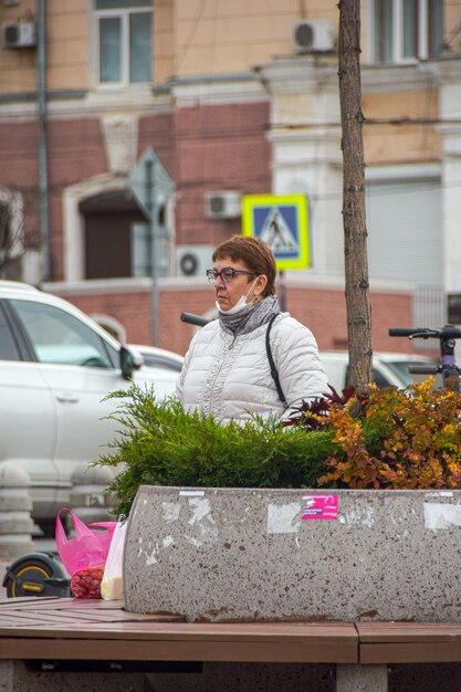 Zdjęcie mężczyzna stojący przy samochodzie przed budynkiem