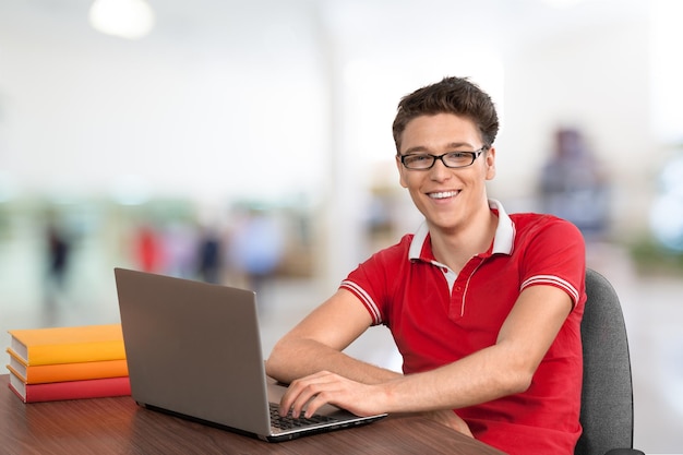 Mężczyzna student pracujący na laptopie przy biurku