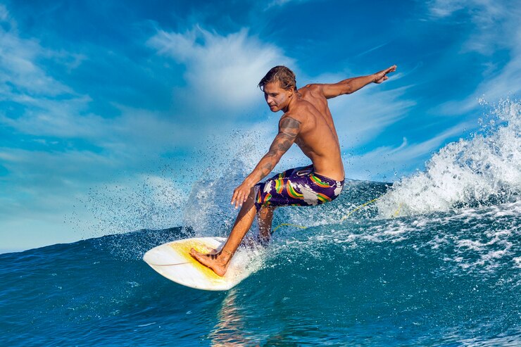 Zdjęcie mężczyzna surfer na niebieskiej fali w słoneczny dzień